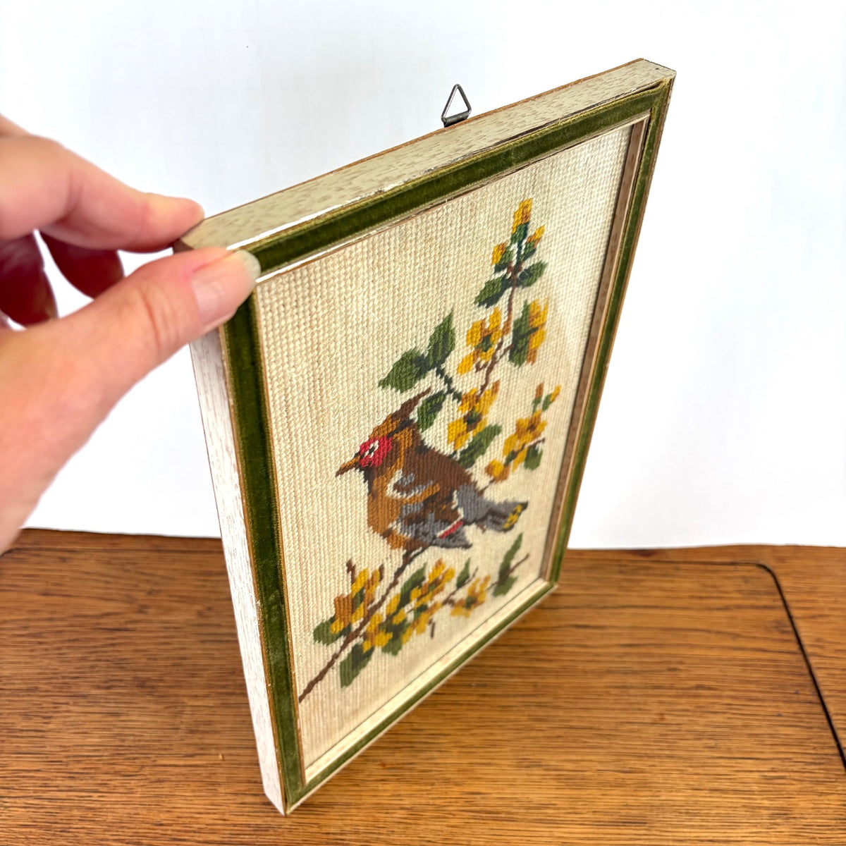 Vintage geborduurd schilderijtje vogel
