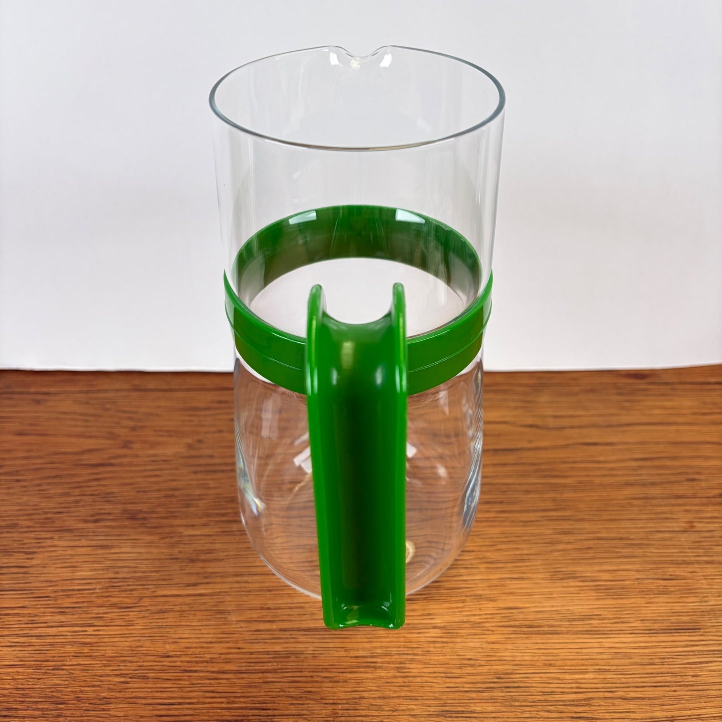 Vintage waterkan met groene kunststof houder