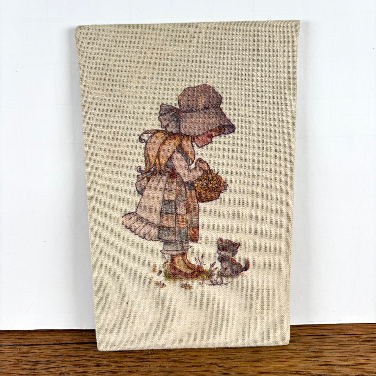 Vintage stoffen muurhanger Sarah Kay meisje met kat