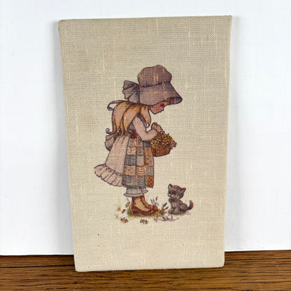Vintage stoffen muurhanger Sarah Kay meisje met kat