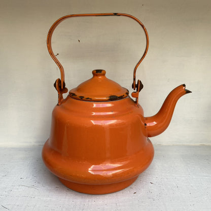 Vintage oranje emaille waterketel