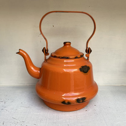 Vintage oranje emaille waterketel