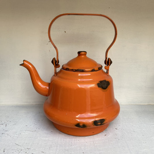 Vintage oranje emaille waterketel