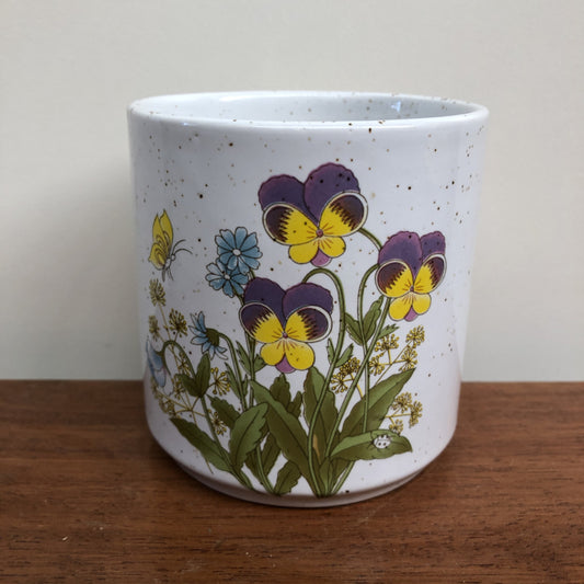 Vintage bloempot met viooltjes