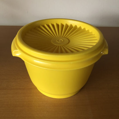 Vintage tupperware bakje geel