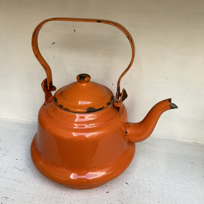 Vintage oranje emaille waterketel