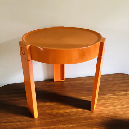 Vintage oranje bijzet tafel