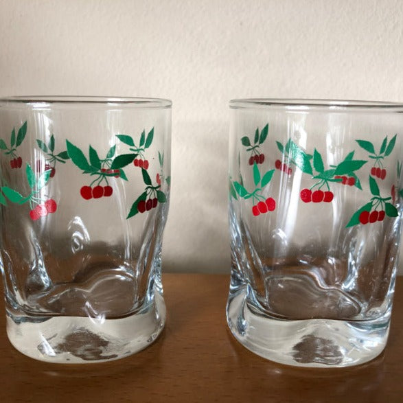 Vintage glaasjes met kersen