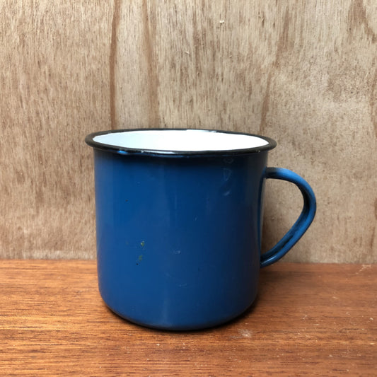 Blauwe emaille mok