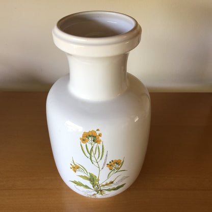 Witte vaas met gele bloemen