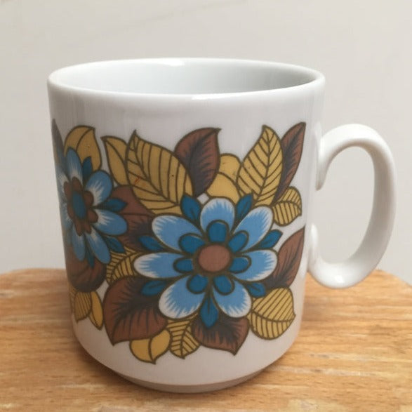 Vintage mok met blauwe bloem