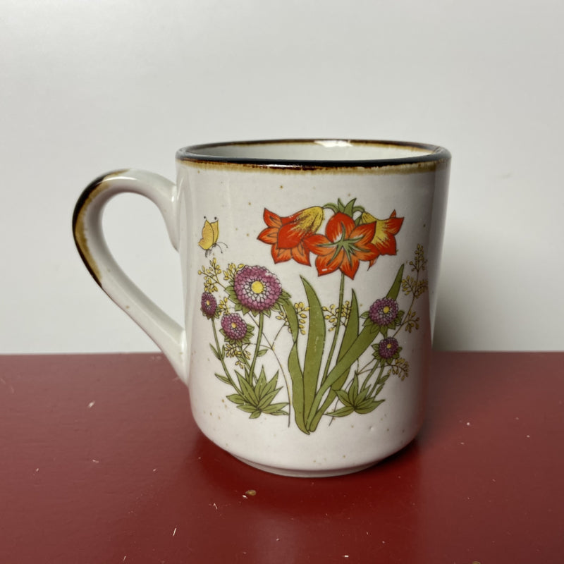 Vintage mok wilde bloemen rood paars