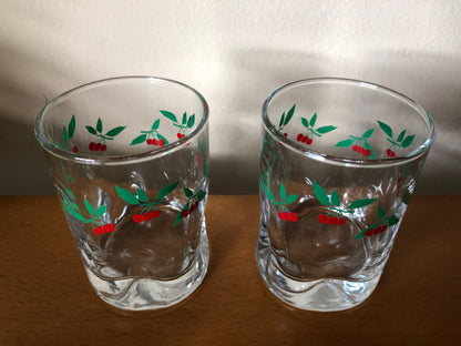 Vintage glaasjes met kersen