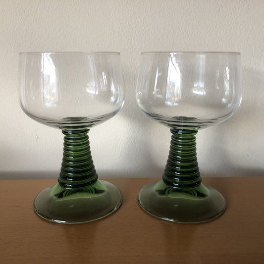 Groene wijnglazen met ribbel