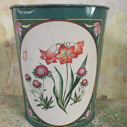 Vintage prullenbak met bloemen