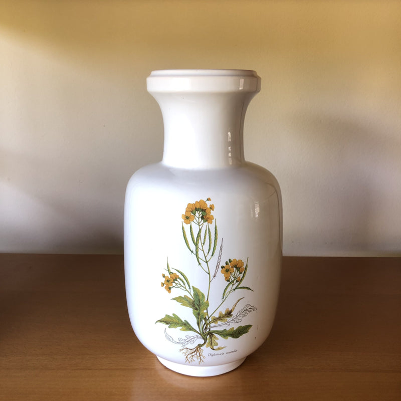 Witte vaas met gele bloemen
